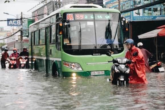 Mấy anh đòi thu phí chống ngập có thấy không, chỉ 15 phút mưa đã làm giao thông tê liệt?