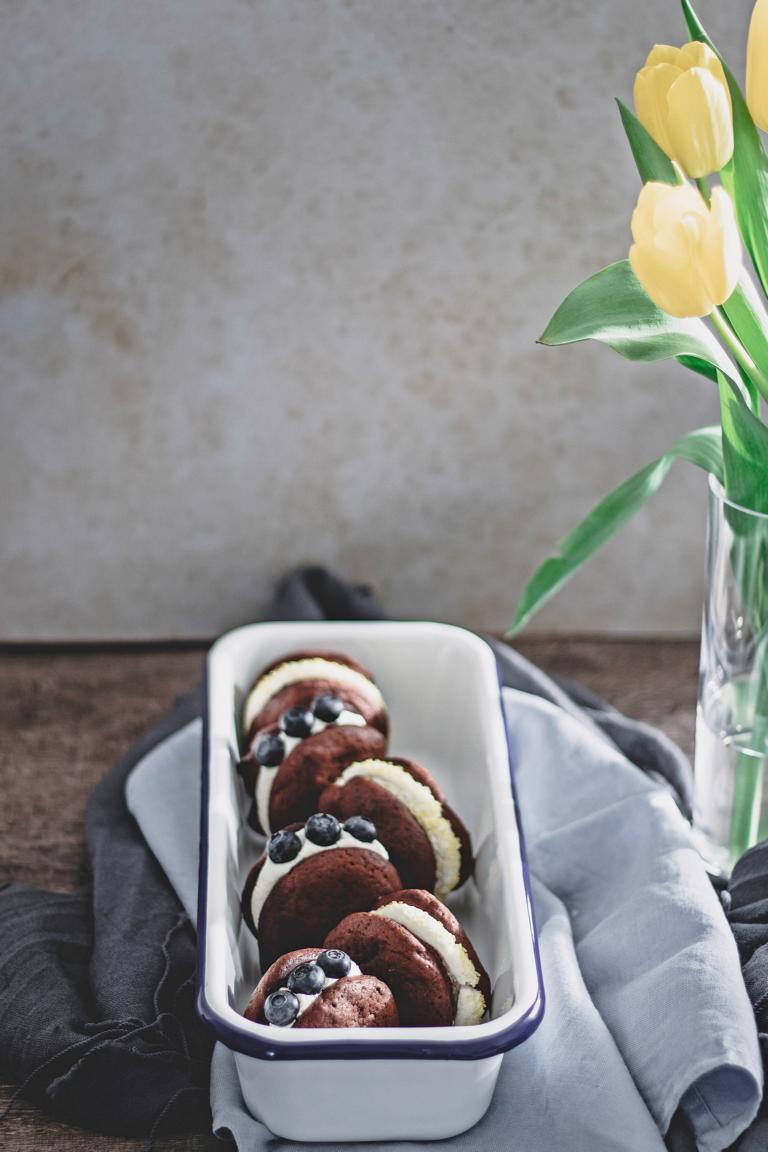 Leckeres Kuchensandwich: Whoopie Pies mit Schokolade und Zitrone ...