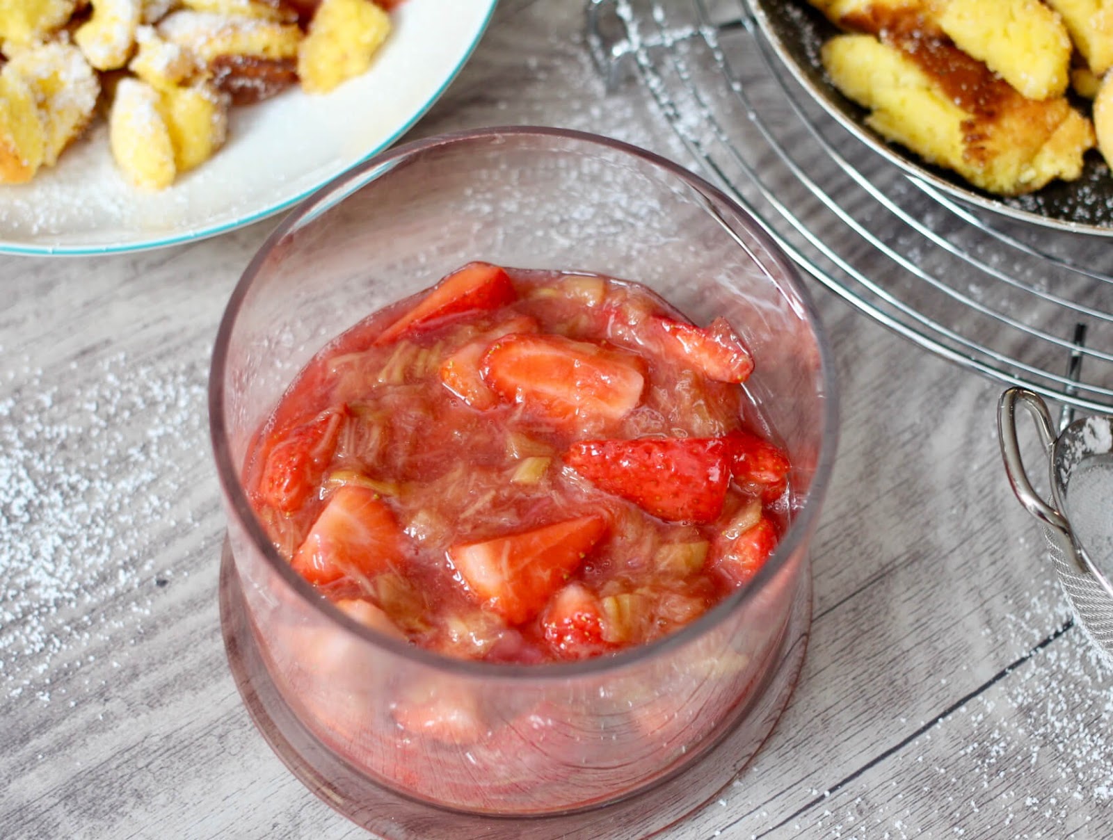 HOME OF HAPPY: ERDBEER-RHABARBER-KOMPOTT MIT KAISERSCHMARRN HOME OF HAPPY: ERDBEER-RHABARBER-KOMPOTT MIT KAISERSCHMARRN