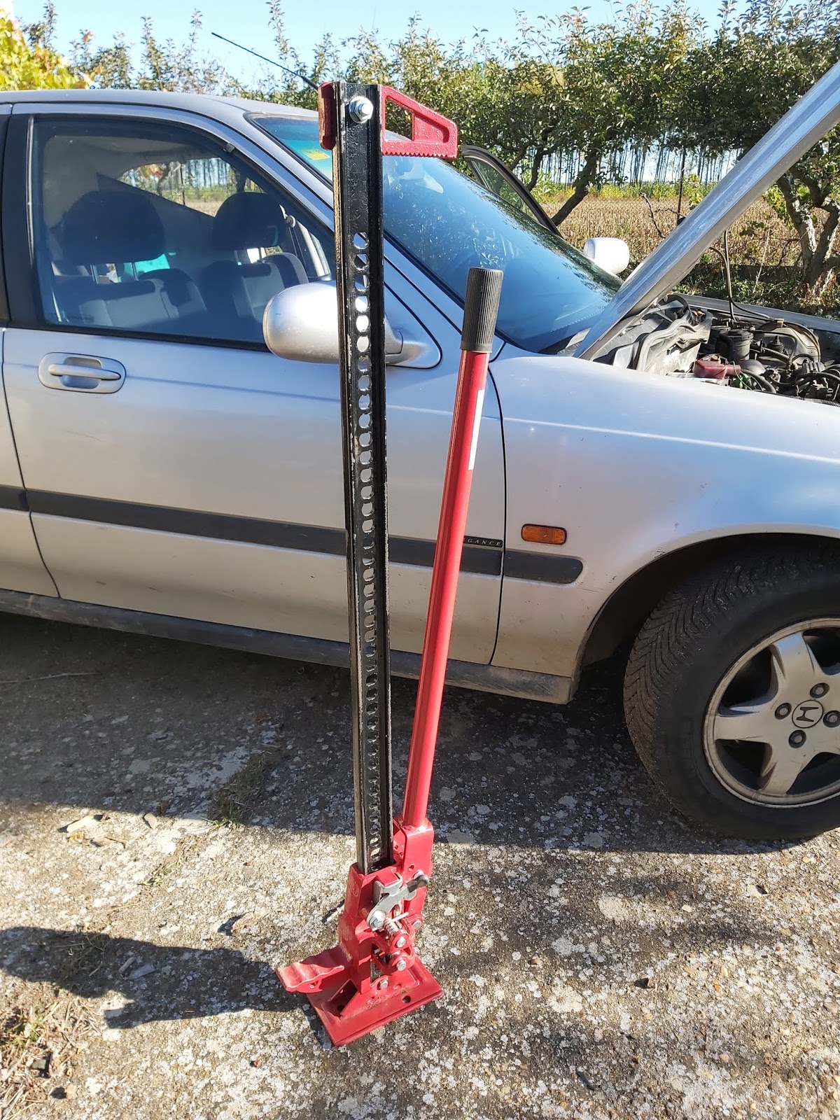 Desmontar Coches El gato de trinquete para levantar el coche