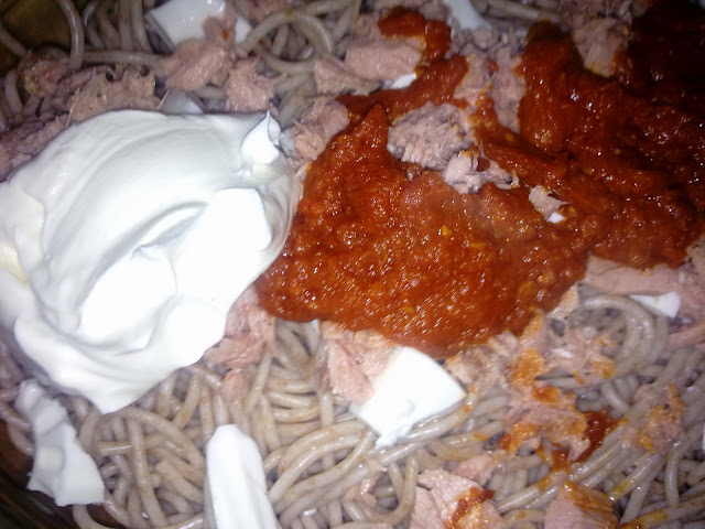  Espaguetis de espelta con atún y salsa anchoas 