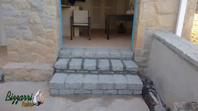 Escada com pedra folheta com as muretas de pedra, revestimento de pedra na parede em área de serviço da sede da fazenda em Atibaia-SP.
