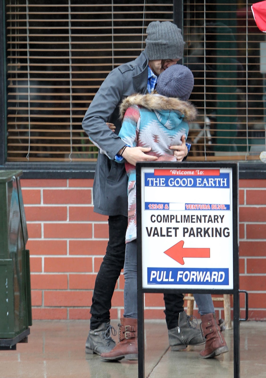 Ashley comprando algunos muebles en Hollywood ~ Ashley Tisdale