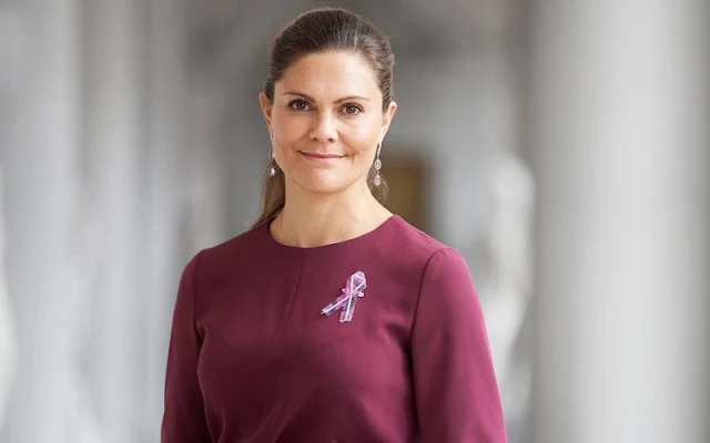 Crown Princess Victoria wore wine-red Kamille trousers and Kiana blouse from Andiata. Cancer Foundation's Secretary General Ulrika Arehed Kagstrom