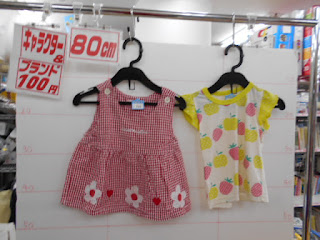 １００円子供服80㎝の花柄ワンピースとタンクトップ