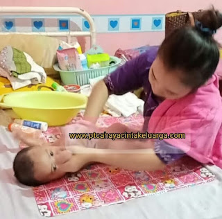 dokumentasi foto pendidikan pelatihan baby sitter suster pengasuh perawat anak bayi balita nanny di lpk cinta keluarga