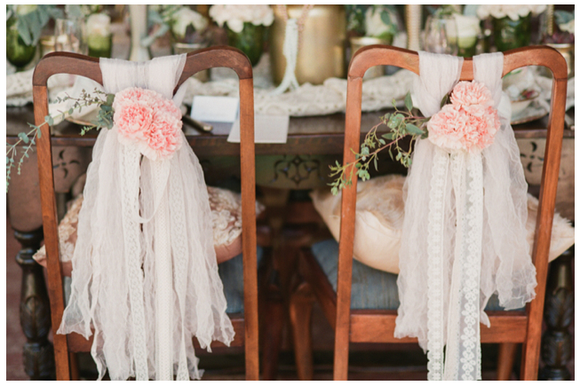 Sillas decoradas con puntilla y flores Como decorar sillas para boda con puntilla vintage, flores y tela de hilo