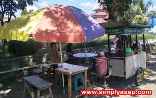 PINGGIR JALAN : Tempat jualan Es Dawet Semarang nya ada di depan RM Simpang Ampek atau belakang Tugu Pesawat Teempur. Lokasi jualannay strategis di piinggir jalan Foto Asep Haryono PINGGIR JALAN : Tempat jualan Es Dawet Semarang nya ada di depan RM Simpang Ampek atau belakang Tugu Pesawat Teempur. Lokasi jualannay strategis di piinggir jalan Foto Asep Haryono