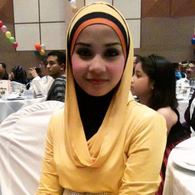 Karakter Gadis Tudung Pecinta Jilbab Warna Kuning