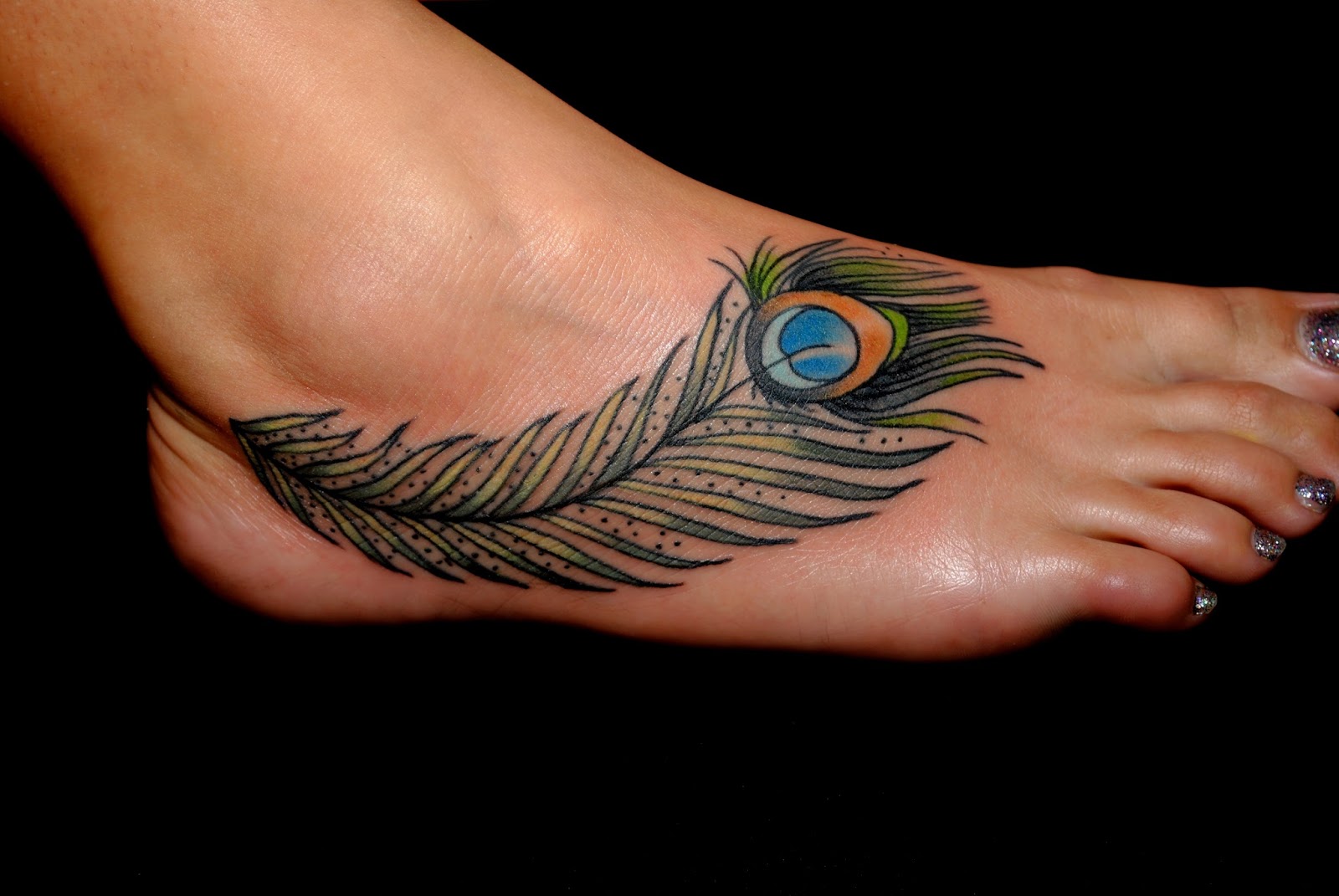 tatuajes de plumas en el pie para mujeres