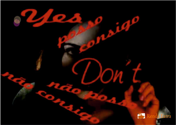 Mulher escrevendo palavras positivas e negativas Mulher escrevendo palavras positivas e negativas