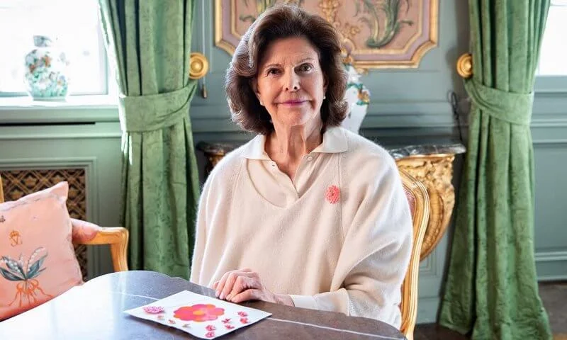 Queen Silvia bought this year's first mayflower digitally from Elin Eisele.  Elin is the name of the designer behind the flower sold this year