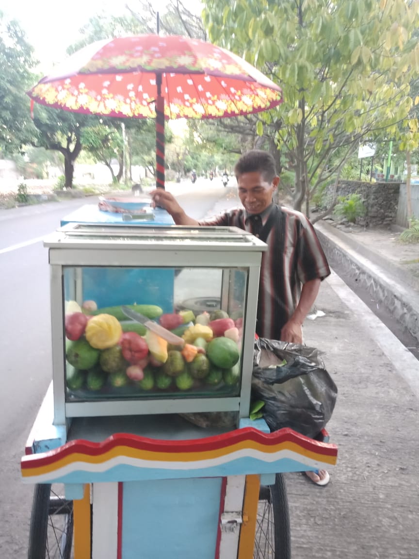 Mengayuh Sepeda Menekuni Usaha Rujak Suara Bumigora