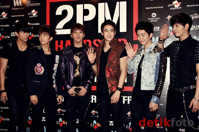 2pm hands up. Up asia