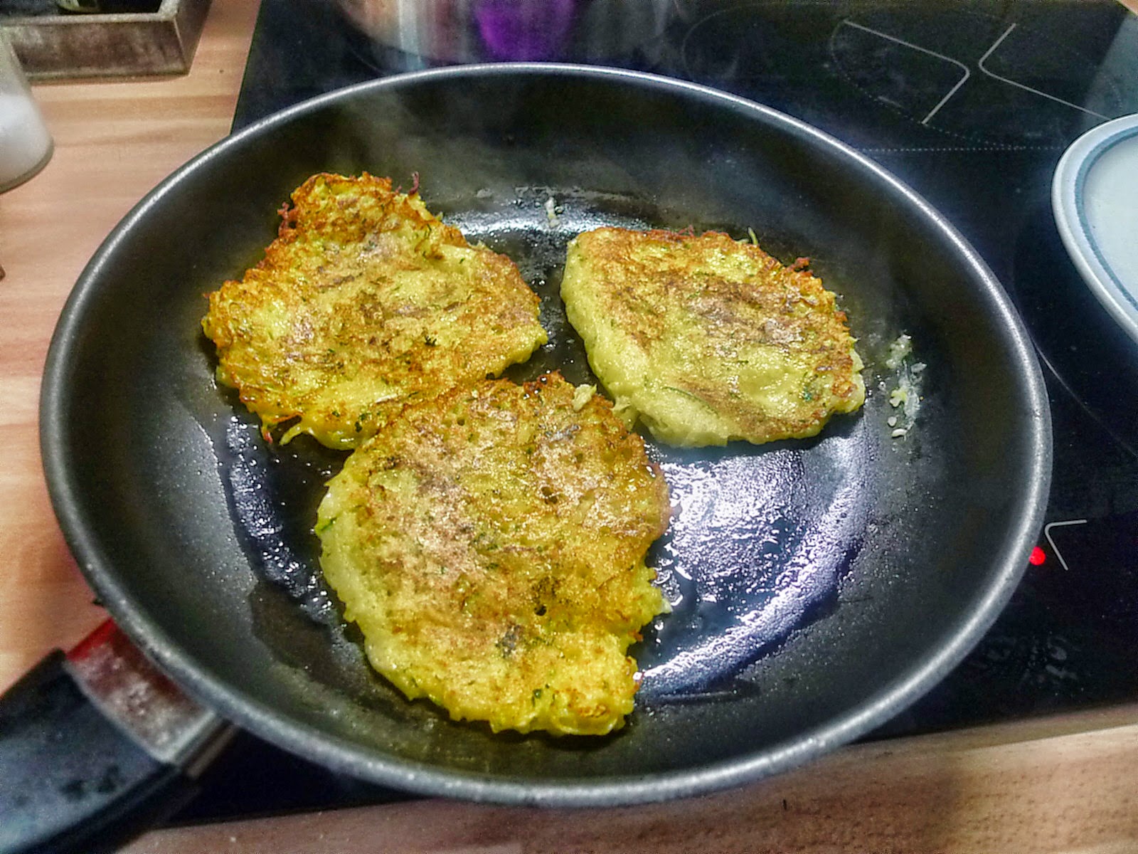 Schnippelboy: Zucchini/Kartoffelpuffer-Tomatensalat-Mozarella ...