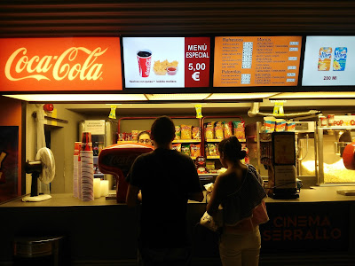 Adolescentes en la cafetería del cine