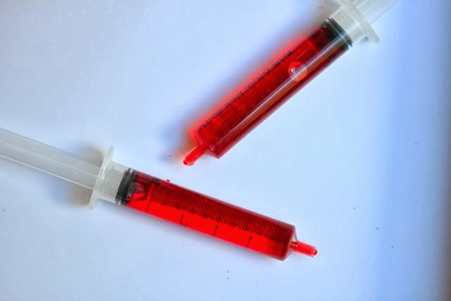 Recicla Inventa: Cómo hacer jeringas con sangre para Halloween