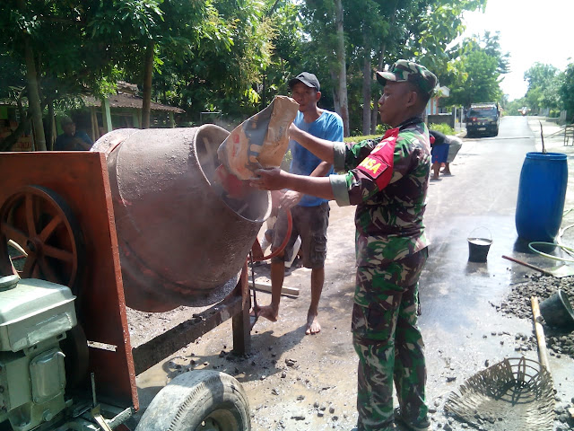 KodimKaranganyar - Gotong Royong Babinsa Bersama Warga Melaksanakan Pengecoran Jalan