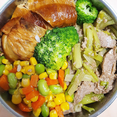 今日午餐：花椰菜、素雞、芹菜炒牛肉、玉米、紅蘿蔔、毛豆，2020.12.23