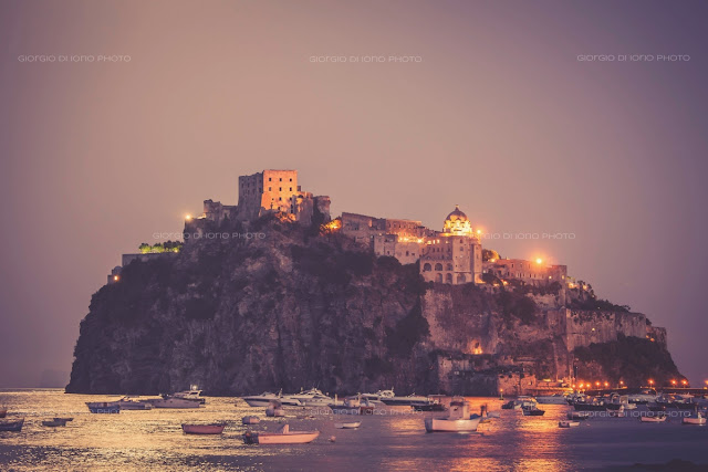 ischia di notte, La luce della Luna, Castello Aragonese Ischia, Moonlight in Ischia, Luna Ischitana, borgo della Mandra, foto Ischia,
