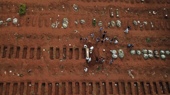 Brasil ultrapassa 400 mil mortos por Covid-19