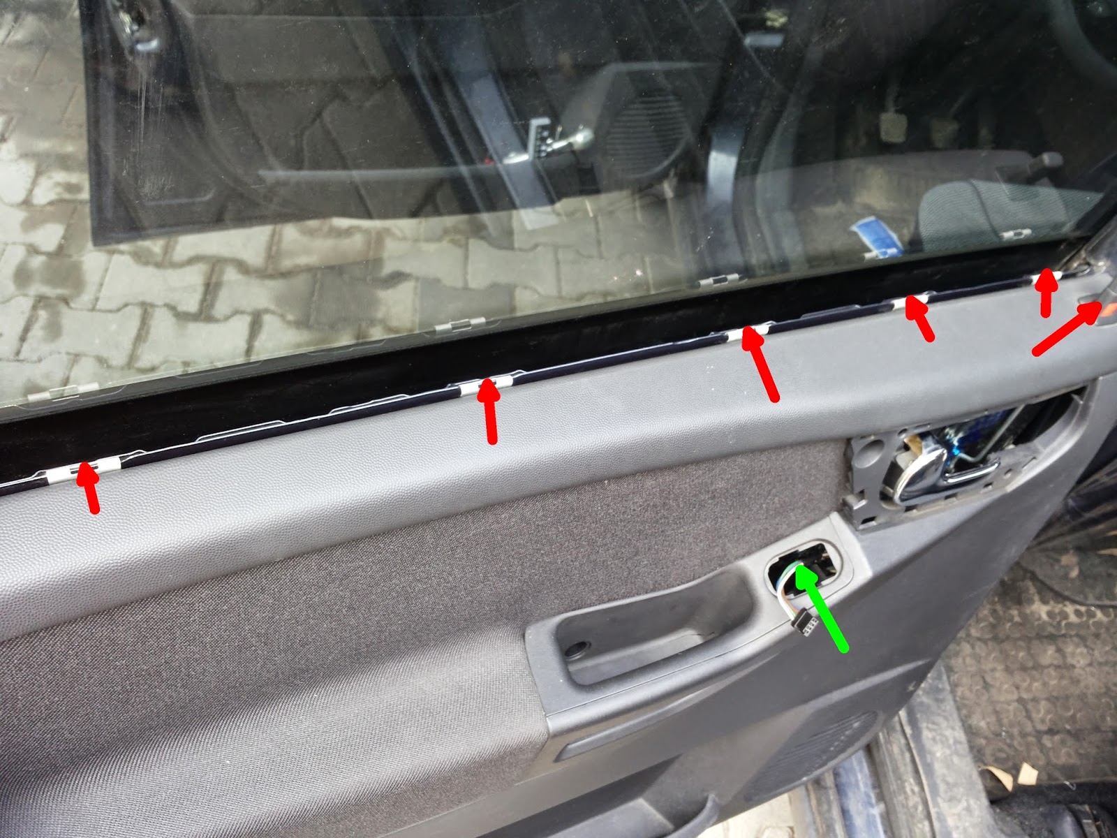 Opel Meriva A: Zdejmowanie Tapicerki W Drzwiach Tylnych