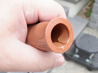 接着剤は
この後ドライバーを使用してグリップ内で
均一に延ばしてはめ込みます。 グリップを接着剤で固定