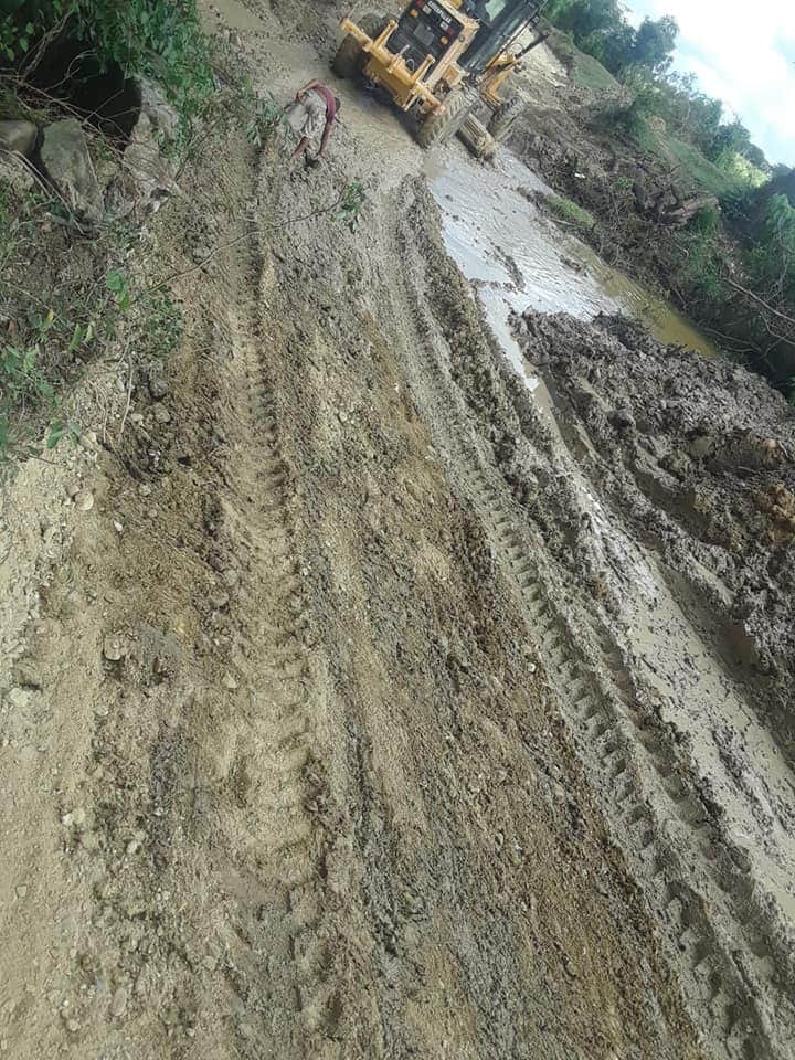Síndico de Carrera de Yegua y Agricultura reparan carretera en mal estado