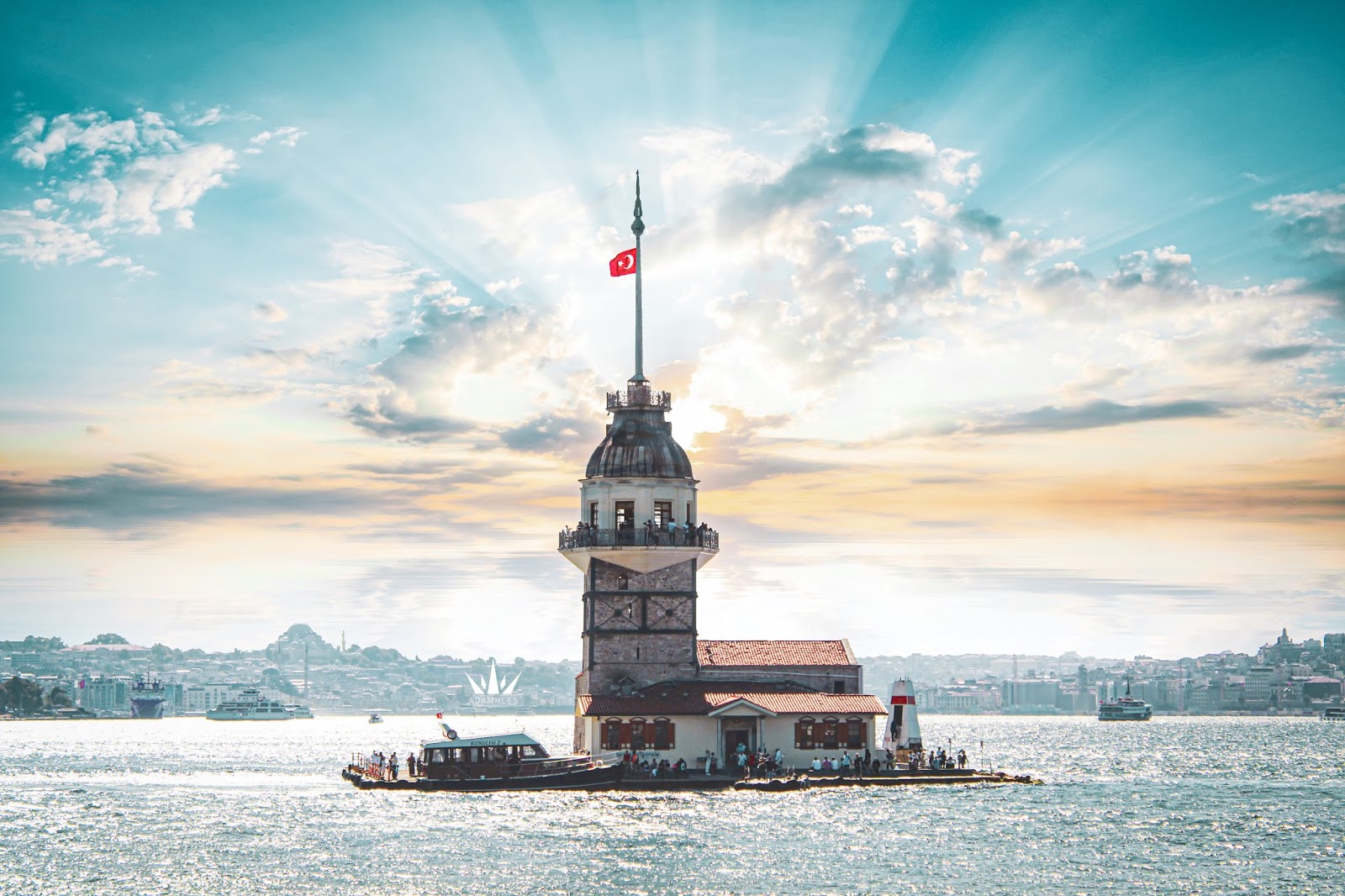 برج الفتاة مع السماء المشرقة في مدينة اسطنبول تركيا المصمم ادم حلس