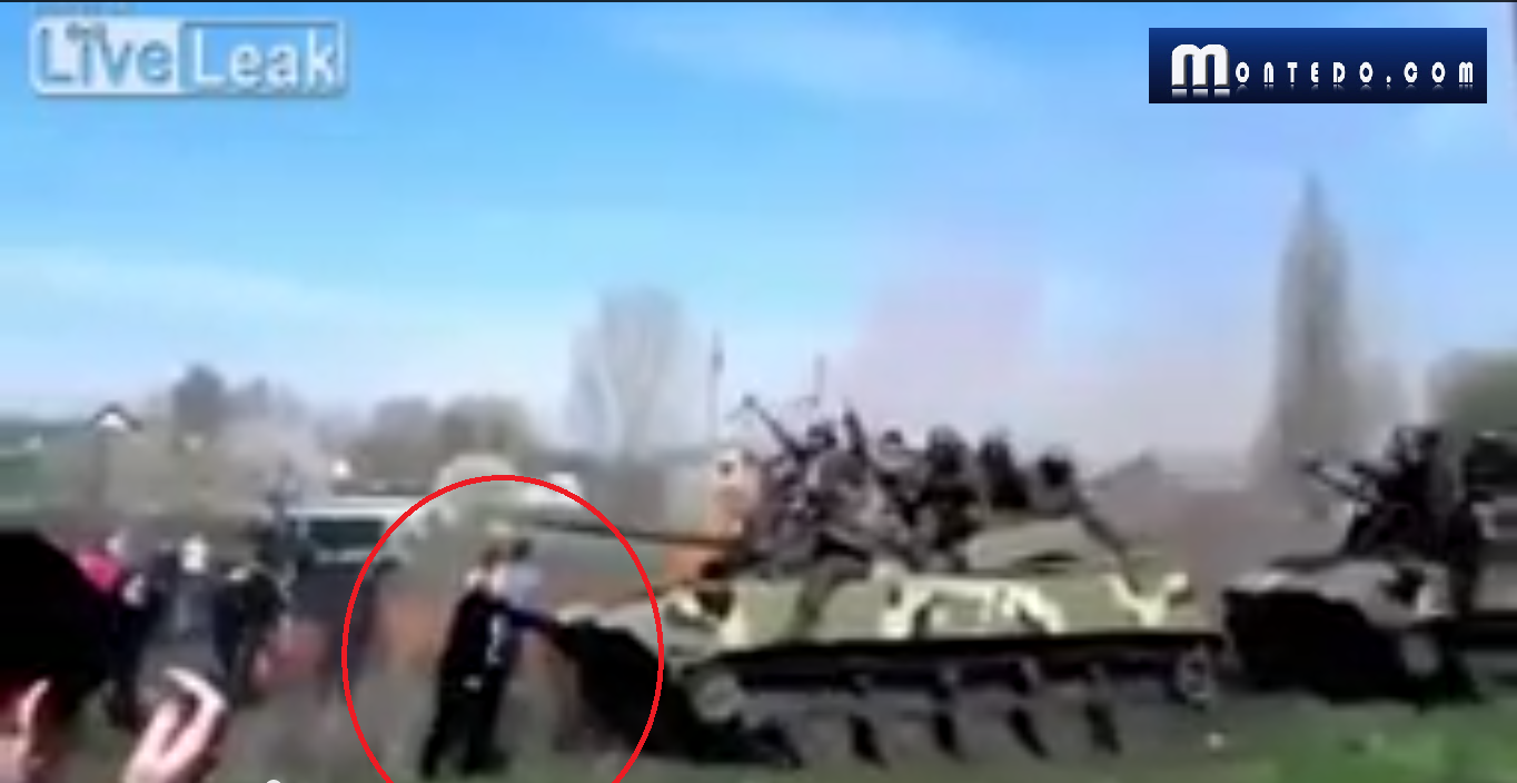 17 апреля 2014. Люди останавливают танки на Донбассе. 2014 Донбасс танки останавливают руками. Люди останавливают танки на Донбассе 2014. Донбасс останавливают танки.