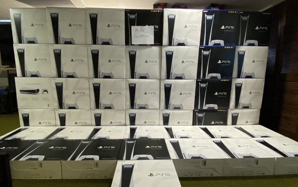 مجموعات من المحتالين استطاعوا الحصول على أكثر من 3500 جهاز PS5 لإعادة بيعها بالسوق السوداء