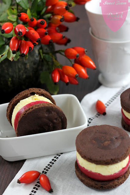 biscotto al cacao con gelèe di lamponi e mousse al cioccolato bianco