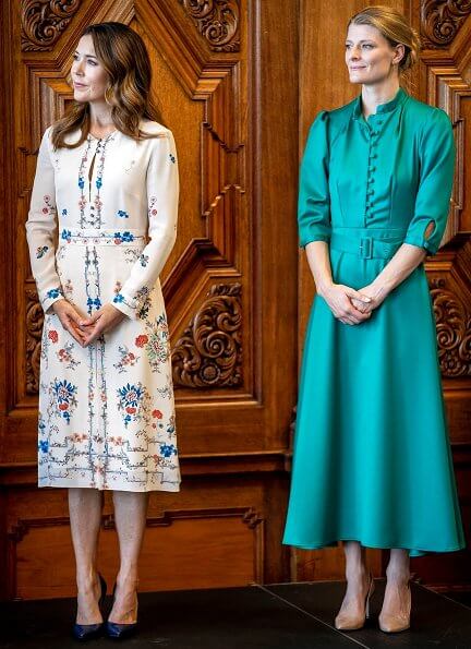 Crown Princess Mary presented the 2020 Education Awards Crown Princess Mary wore a floral print midi dress from Vilshenko. Princess Mary wore Vilshenko Jerry floral print silk dress