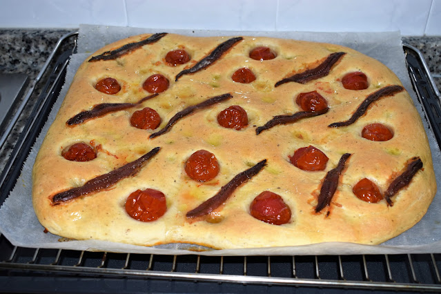 Focaccia con tomates cherrys y anchoas