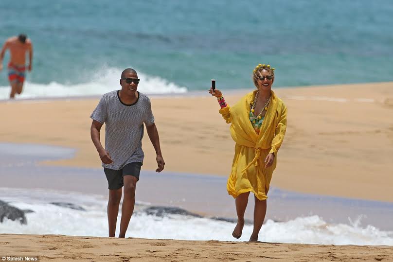 RARE PHOTOS OF Beyonce & JayZ KISSING AND PLAYING AROUND ON A BEACH IN