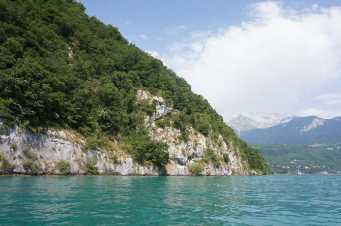 Falaises rocheuses sur le lac d'Annecy
