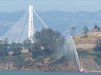 Petugas Pemadam Kebakaran San Francisco memadamkan api di Pulau Yerba Buena dengan Fire Boat