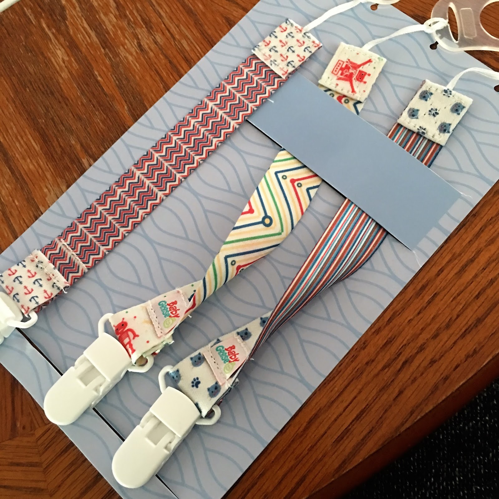 Love Thy Goodies: Glow-In-Dark Pacifier Clip Review
