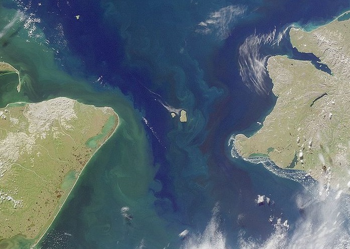 Пролив между озерами. Острова Диомида в Беринговом проливе. Пролив между Чукоткой и Аляской. Море между двумя островами. Берингов пролив из космоса.