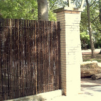 https://www.bambouland.fr/clotures-palissades-brise-vues-panneaux-regulier-noir/38-cloture-barriere-bambou.html