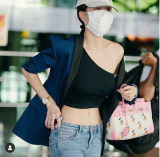 Ngọc Trinh nổi bật tại sân bay với kiểu áo lệch vai chằng chịt dây Ngọc Trinh nổi bật tại sân bay với kiểu áo lệch vai chằng chịt dây