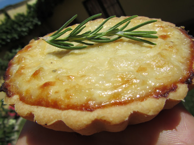  Tartaletas de cebolla y queso fresco 