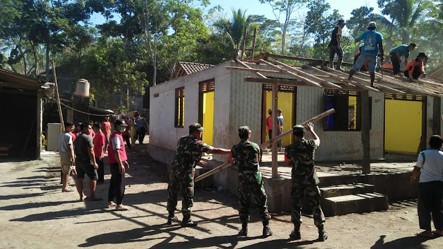 TNI-Polri dan Relawan  Bantu Warga Bersihkan Puing Sisa Kebakaran di Ngemplak Seneng