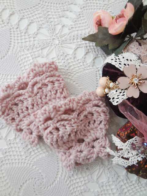 Lace Woolen Warmers - free crochet pattern
