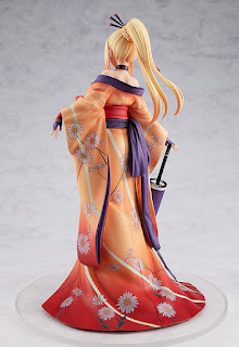 El kimono oiran estampado de flores de Darkness acentúa sus impresionantes curvas mientras le da al espectador una mirada sensual.