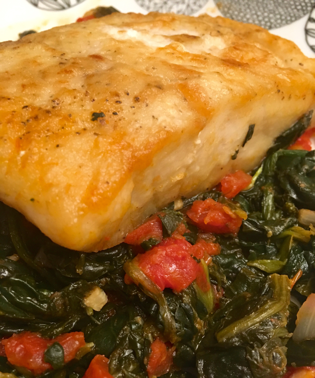 соус к семге из шпината и. рыбка со шпинатом. лосось конфи. сибас морской окунь. шпинат с рыбой.