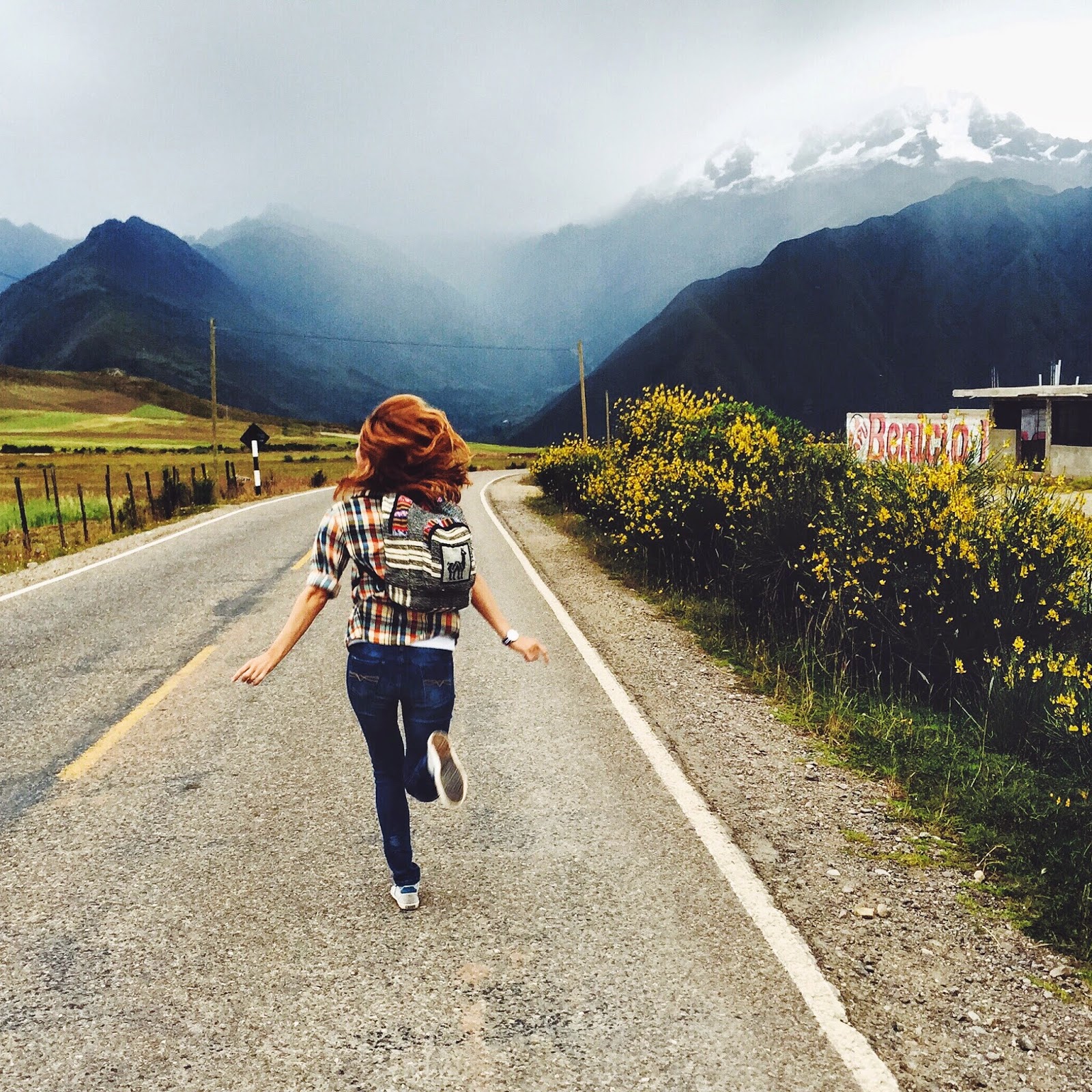 рыжая девушка дорога. красивые девушки на рельсах. рыжие девушки в сапогах. девушка на закате. фотосессия на дороге девушки.