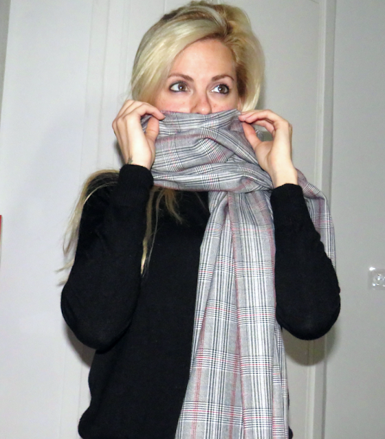 Pashmina Príncipe de Gales liada al cuello