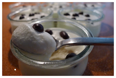  MOUSSE DE CHOCOLATE BLANCO CON BOMBOLAS DE LIMON EFERVESCENTE Y ENRIC ROVIRA. 