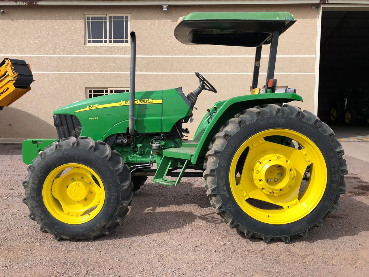 MAQUINARIA AGRICOLA INDUSTRIAL Tractor John Deere 5725 turbo, 4x4
